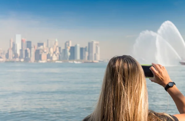 Fotógrafa feminina capturando horizonte de Nova York — Fotografia de Stock