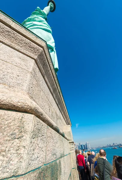 Touristen am Fuße der Freiheitsstatue — Stockfoto