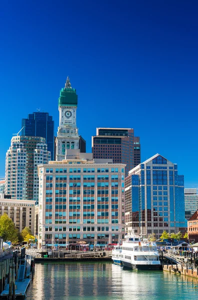 Skyline de Boston sobre el río — Foto de Stock