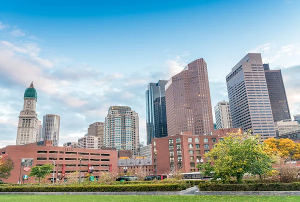 Boston skyline par une belle journée ensoleillée, Massachusetts — Photo
