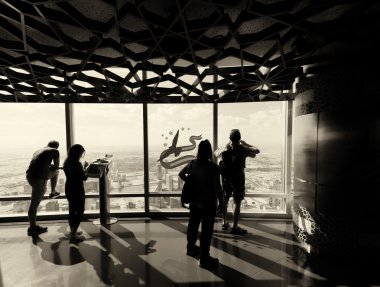 Turistler cityscape Dubai bir yüksek noktadan, U arıyorum