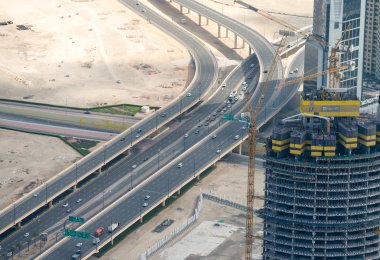 Bir kulenin tepesinden Dubai şehri manzarası