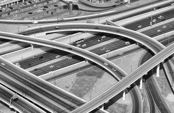 現代都市の高速道路インターチェンジの空撮 — ストック写真