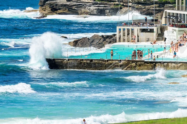 Beach Scene: Rock Swimming Pools menghadap ke Laut Tasman di Bondi — Stok Foto