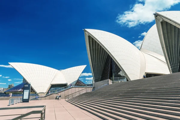Sydney - 12. oktober 2015: das symbolträchtige opernhaus in sydney ist ein — Stockfoto