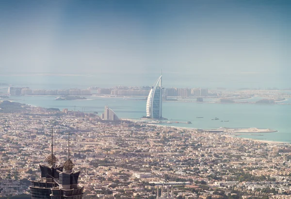Luftaufnahme von Dubai, uae. Stadtsilhouette von einem hohen Aussichtspunkt — Stockfoto