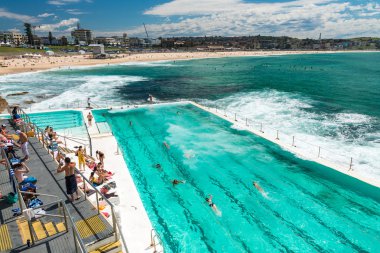 Plaj sahne: Rock yüzme havuzları Bondi Tasman Denizi bakan