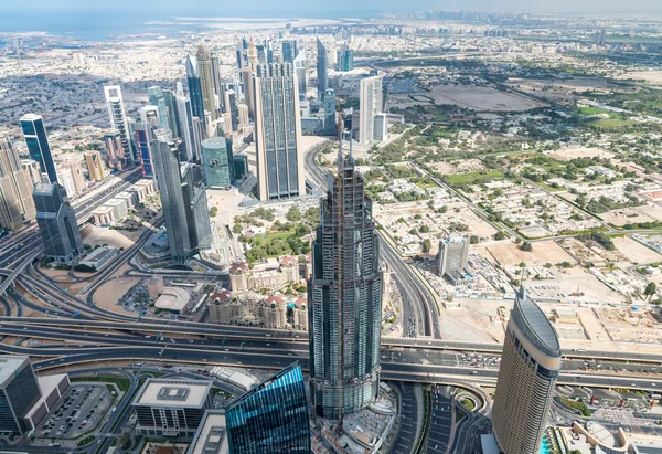 Flygfoto över Dubai, Uae. Stadssilhuetten från höga utsiktspunkt — Stockfoto