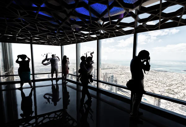 Touristes regardant Dubaï paysage urbain d'un point de vue élevé, U — Photo