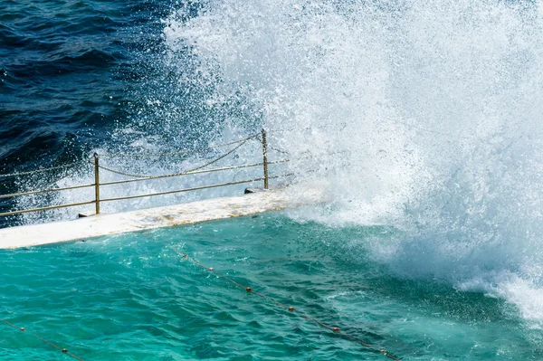 Strand-Szene: Felsen-Schwimmbäder mit Blick auf das Tasman-Meer in Bondi — Stockfoto