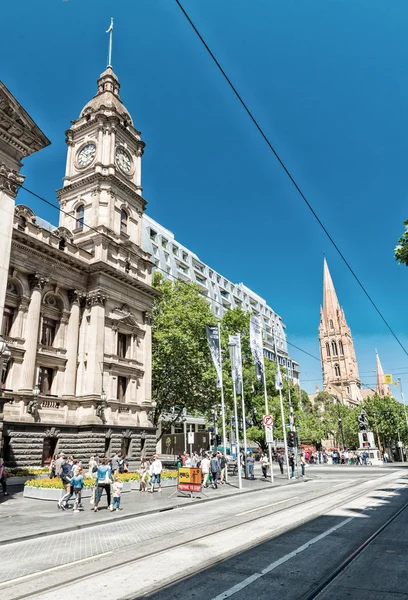 MELBOURNE - OUTUBRO 8, 2015: Os turistas gostam de ruas da cidade. Em 201 — Fotografia de Stock
