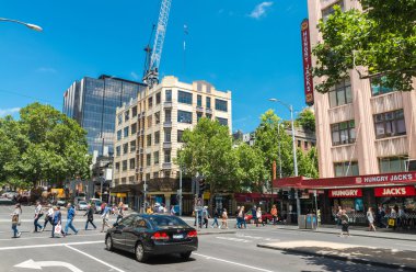 Melbourne - 8 Ekim 2015: Turist şehir sokaklarını tadını çıkarın. 201 içinde