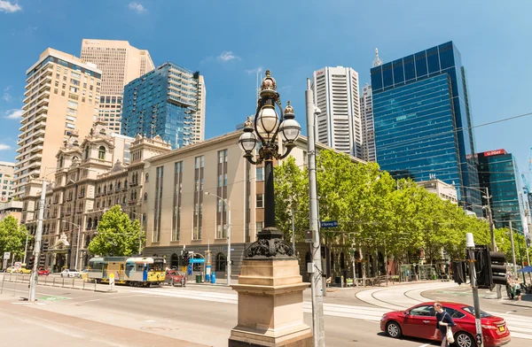 MELBOURNE - OUTUBRO 8, 2015: Os turistas gostam de ruas da cidade. Em 201 — Fotografia de Stock