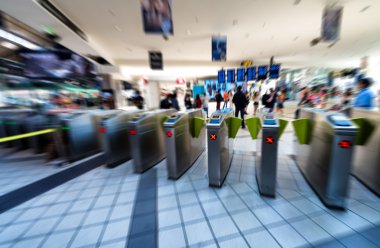 Metro giriş kapıları hareketli insanların bulanık görüntü