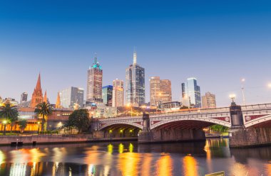 Nehir yansımaları ile Melbourne çarpıcı gece manzarası