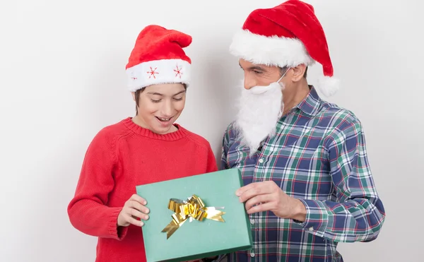 Отец дарит рождественский подарок сыну — стоковое фото