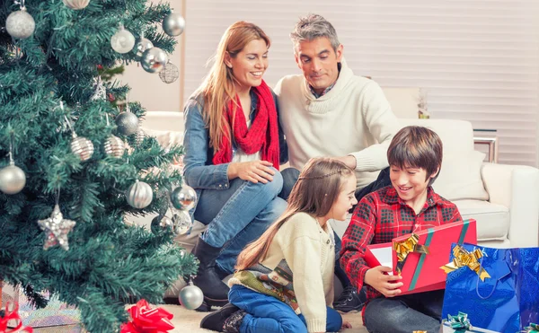 Familj med presenter på julafton — Stockfoto