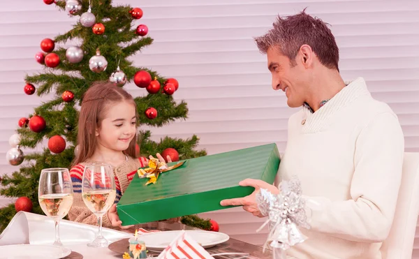 Padre e hija en Navidad — Foto de Stock