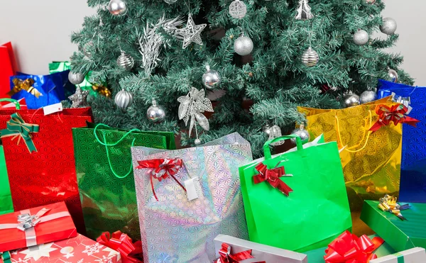 Family exchanging Christmas gifts at home — Stock Photo, Image