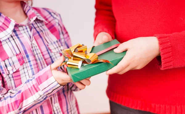 Ragazzo e ragazza che si scambiano regali di Natale — Foto Stock