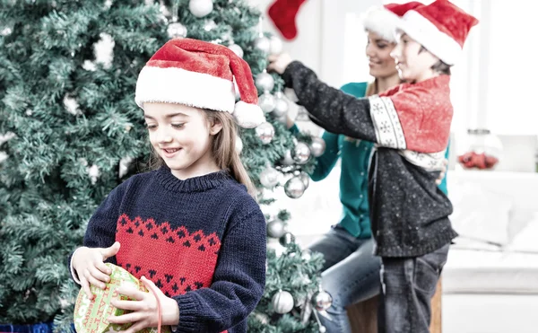 Famiglia decorazione albero di Natale — Foto Stock