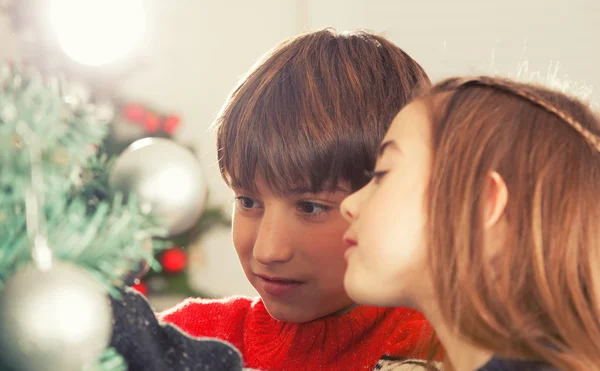 Jongen en meisje Christmas tree decoreren — Stockfoto