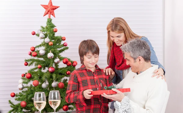 Семья с рождественским подарком — стоковое фото