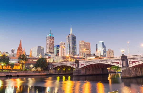 Fantastisk kväll skyline i Melbourne med floden reflektioner — Stockfoto