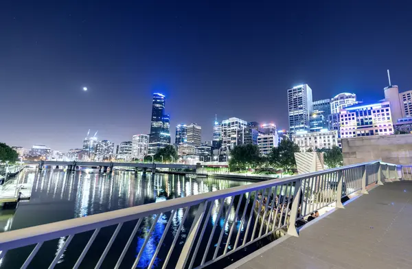 Superbe horizon nocturne de Melbourne avec des reflets de rivière — Photo