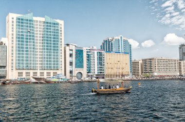 Geleneksel tekne taksi aktivite ile Dubai Körfezi manzarası görmek