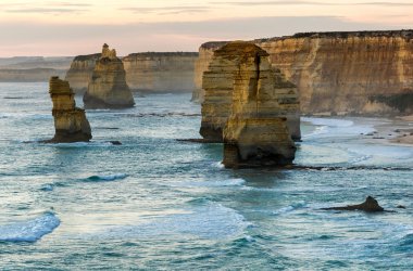 Oniki Havariler taşlara Avustralya günbatımı Great Ocean Road, Victoria boyunca -