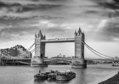 Londra Kule Köprüsü
