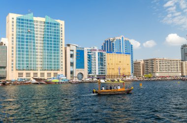 Dubai Körfezi ile modern binalar