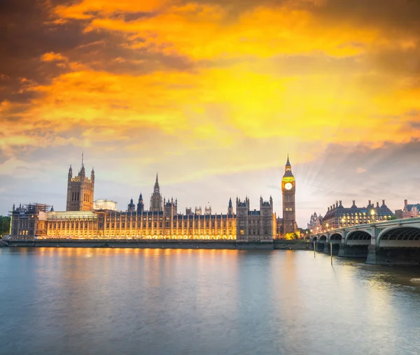 Palazzo di Westminster al tramonto, Londra — Foto Stock