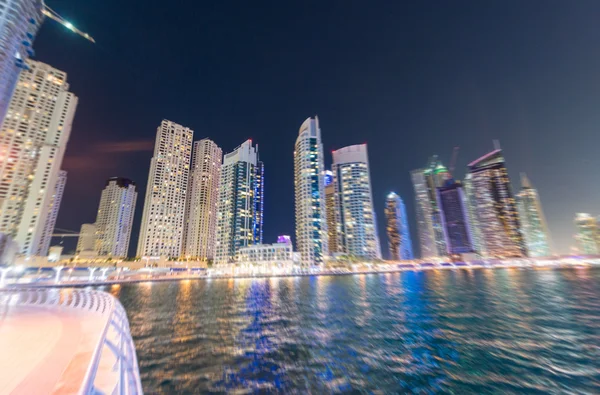 Marina do Dubai à noite. Belos arranha-céus — Fotografia de Stock
