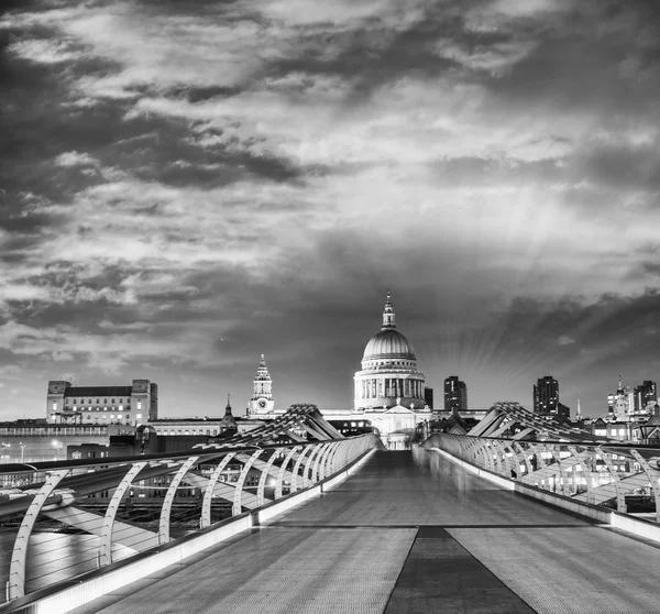 Millennium bridge en st paul kathedraal — Stockfoto