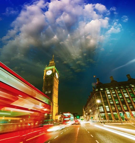 Big Ben och röda bussar i London — Stockfoto