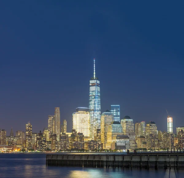 Lower Manhattan skyline van de nacht. — Stockfoto