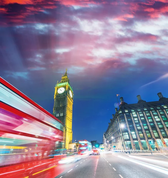 Big Ben and red buses in London — Stock Photo, Image