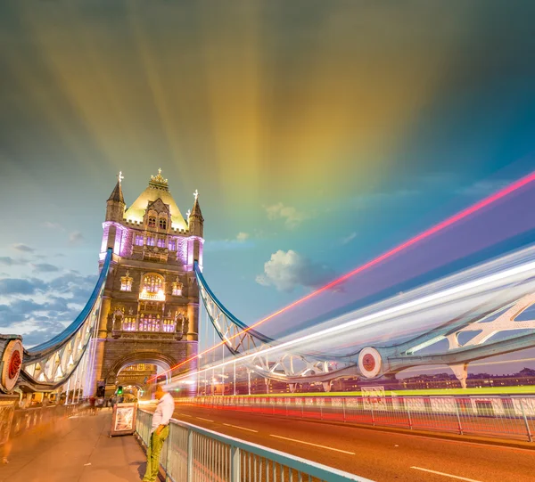 Tower bridge in de schemering, Londen — Stockfoto