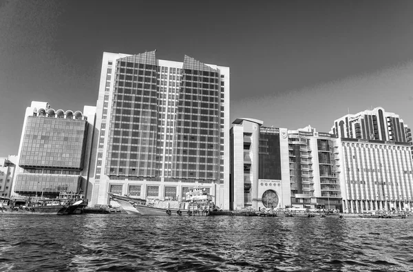 DUBAI, Emiratos Árabes Unidos - 8 de octubre de 2015: Dubai Creek en un hermoso día. Th — Foto de Stock