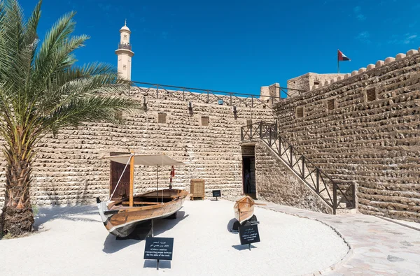 Dubai Museum met oude vaartuig — Stockfoto