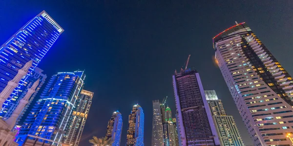 Dubai marina mrakodrapy v noci — Stock fotografie