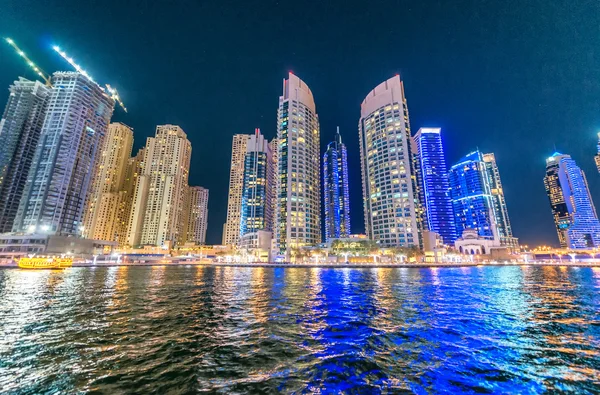 Dubai marina skyskrapor på natten — Stockfoto