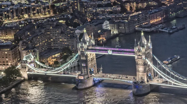 Noční pohled z mostu Tower Bridge, Londýn — Stock fotografie