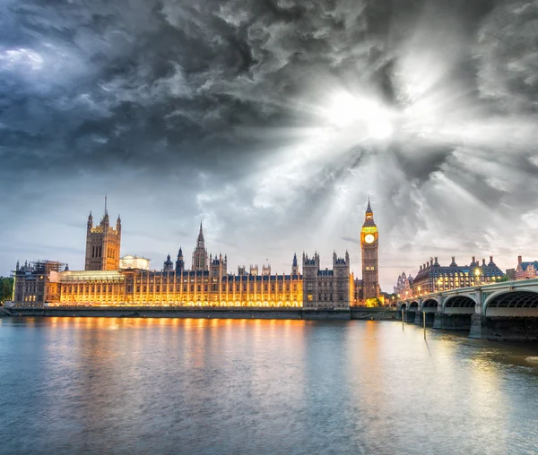 Camere del Parlamento a Westminster al tramonto — Foto Stock