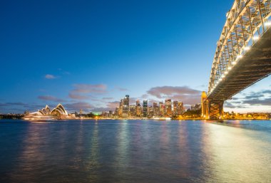 Alacakaranlıkta, Sydney Harbour Bridge ihtişam