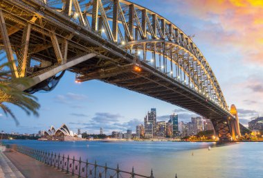 Alacakaranlıkta, Sydney Harbour Bridge ihtişam
