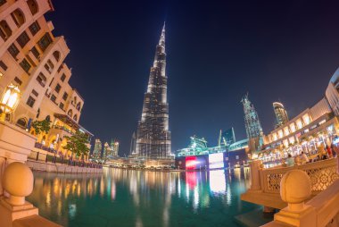 Dubai, Birleşik Arap Emirlikleri - 23 Kasım 2015: Dubai Downtown gece görünümü, birleşin