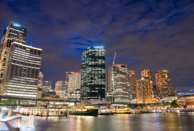 Sydney Harbour. Sidney gece görünümü